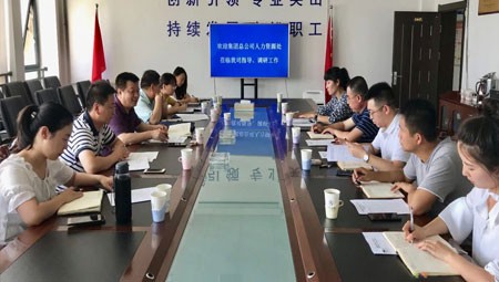 為落實(shí)集團(tuán)總公司“不忘初心、牢記使命”主題教育工作與“十三五”規(guī)劃對(duì)人力資源管理工作要求，近日，集團(tuán)總公司人力資源處副處長(zhǎng)陳東發(fā)、社?？瓶崎L(zhǎng)高虎軍一行蒞