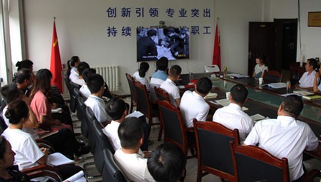 為深入學(xué)習(xí)習(xí)近平新時(shí)代中國(guó)特色社會(huì)主義思想和黨的十九大精神，落實(shí)好“不忘初心、牢記使命”主題教育相關(guān)工作。8月16日，隧道公司機(jī)關(guān)黨支部黨員大會(huì)在公司1號(hào)會(huì)議室召開，機(jī)關(guān)黨支部