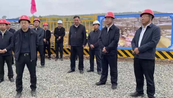 10月5日下午，臨夏州委書記郭鶴立一行來到隧道公司承建的和政綜合農(nóng)貿(mào)市場(chǎng)及冷鏈物流倉儲(chǔ)中心建設(shè)項(xiàng)目（一期工程）觀摩。州委副書記、代州長何東，州領(lǐng)導(dǎo)王鴻岳、馬秀蘭、馬斌、李文瑞等，和政縣委、縣政府相關(guān)領(lǐng)