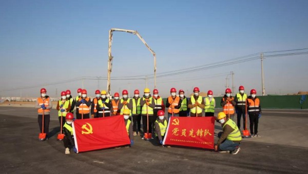 建設(shè)一支隊伍，舉起一面旗幟，鞏固一個陣地，履行一份承諾?！拔沂屈h員，我先上！”面對突發(fā)疫情遭遇戰(zhàn)，三公司黨支部充分發(fā)揮戰(zhàn)斗堡壘作用，廣大黨員主動請纓，挺身而出，沖鋒在前，在戰(zhàn)疫搶工一線，黨員先鋒隊一次