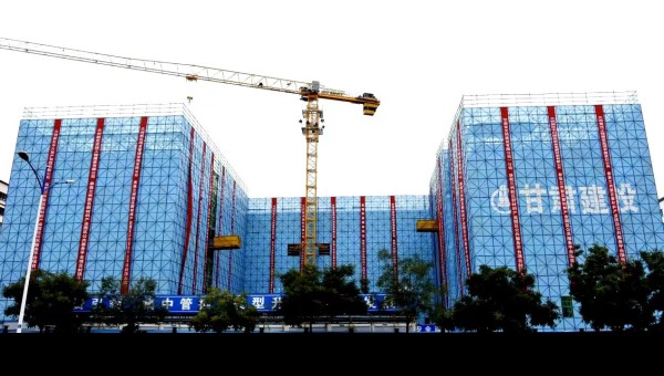 10月16日，由甘肅省交科建設有限公司承建的蘭州新區(qū)新材料產(chǎn)業(yè)園區(qū)公共服務平臺項目主體結構順利封頂，為該項目二次結構和裝飾裝修奠定堅實基礎。據(jù)了解，該項目為公共建筑工程，自建設以來，項目管理團隊面對工