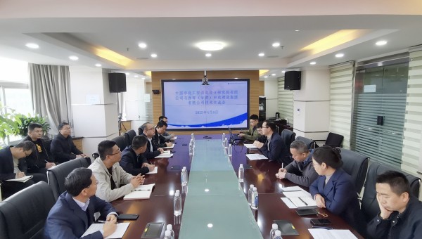 近日，西部市政建設(shè)集團(tuán)與中國(guó)市政工程西北設(shè)計(jì)研究院（道橋院）召開(kāi)技術(shù)交流會(huì)。會(huì)上，雙方分別介紹了企業(yè)概況與合作成果。市政西北院技術(shù)團(tuán)隊(duì)就EPC項(xiàng)目設(shè)計(jì)施工協(xié)同、海綿城市技術(shù)應(yīng)用及車(chē)路云一體化發(fā)展前景作